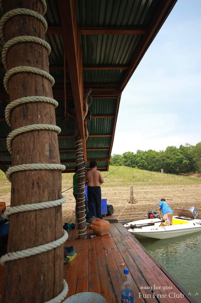 


หลังจากช่วยนกเสร็จ เรือผมก็พังตรงนั้นเลยครับ เกียรขาด    :laughing: :laughing:

เลยมาขอความช