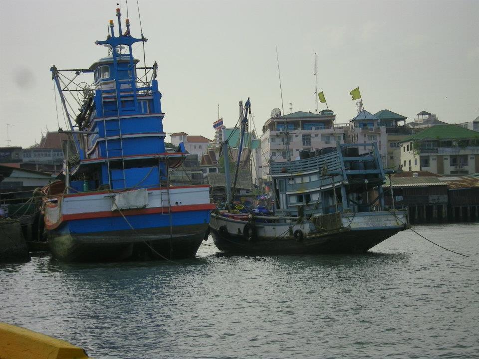 บรรยากาศช่วงเช้าริมทะเลท่าเรือศรีราชา ช่วงเวลาประมาณ 8 โมงเช้า