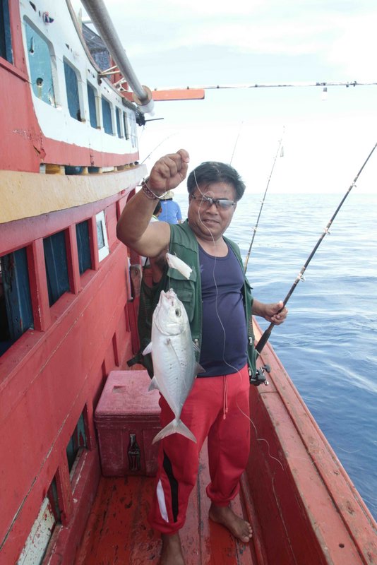 ทางท้ายเรือก็นำปลาขึ้นมาครับ