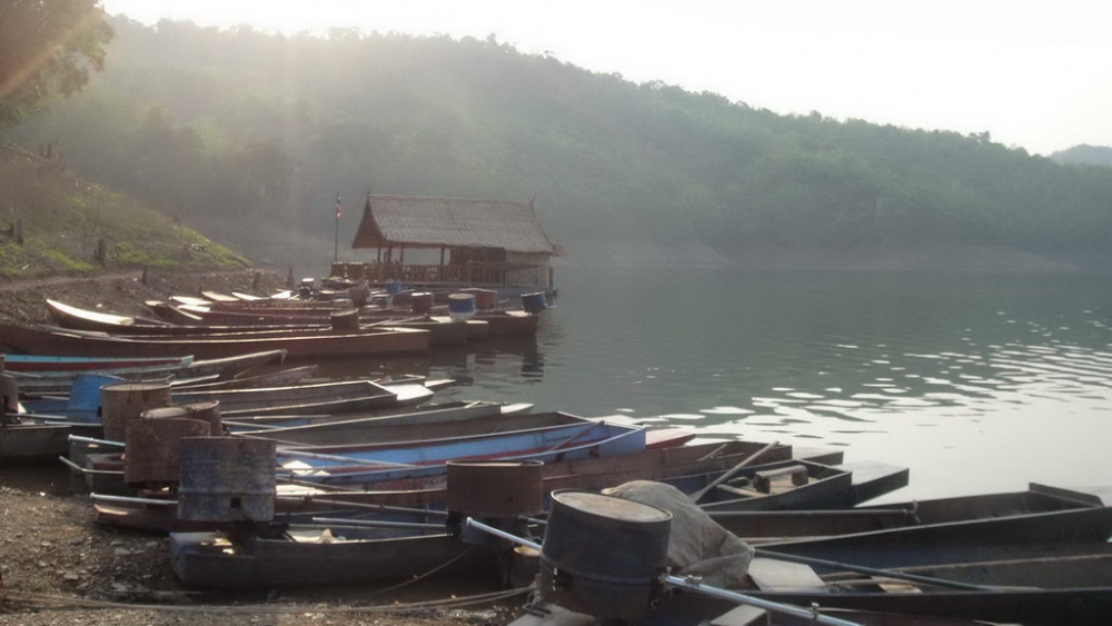 มีเรือประมงอยู่หลายลำครับ แสดงว่าปลาเยอะ