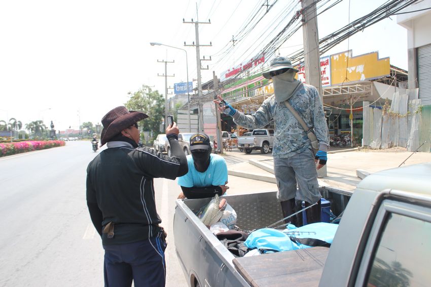 ใครผ่านมาก็มอง....ดูเอาละกัน :laughing: :laughing: :laughing:

โอย พูดไม่ออก สื่อมวลชนทั้งน้าน :la