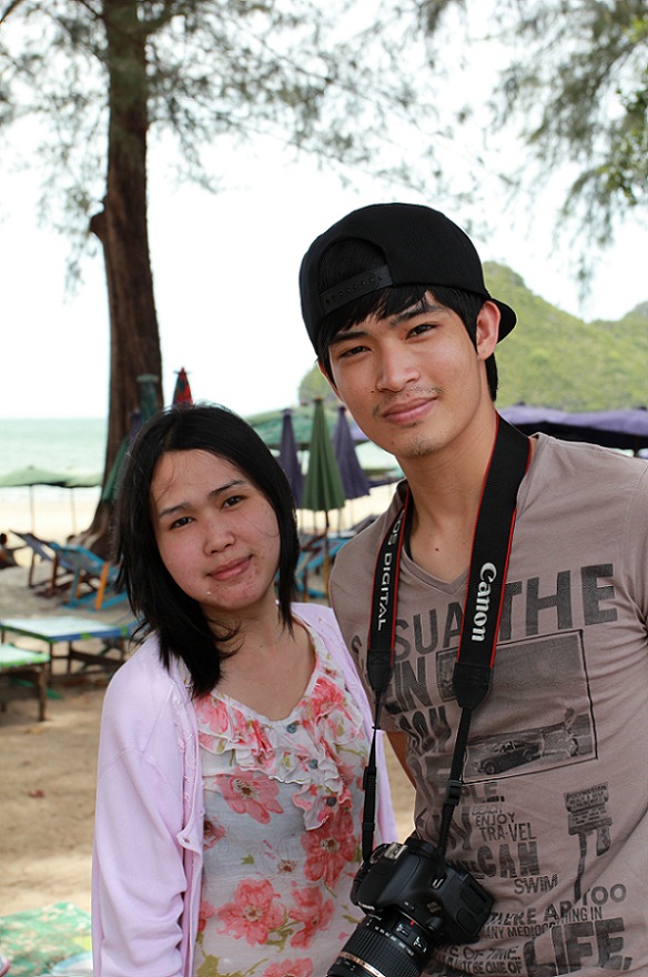  เดินไปเดินมาใครหว่าหน้าคุ้นๆ ตูมตามนี่หว่า ภรรยาเรานี่ไม่ได้เลยเห็นดาราไม่ได้ ตามใจเค้าหน่อย 