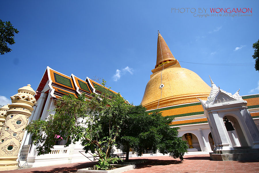 คืนแรกแวะพักที่ จ.นครปฐมครับ รุ่งเช้าก็แวะนมัสการองค์พระปฐมเจดีย์กันสักนิด 

 :grin: