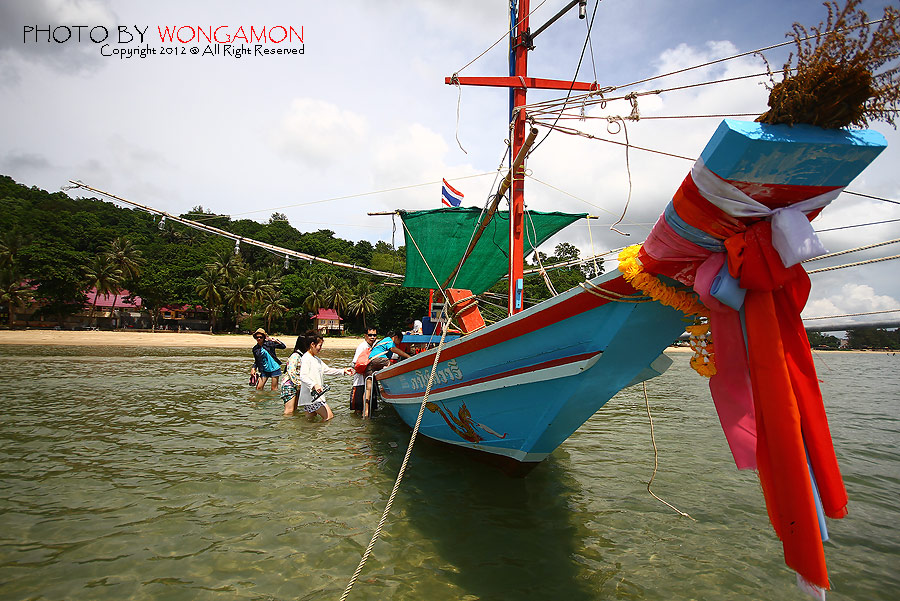 11.00 โมงเรือมารับออกไปดำน้ำดูปะการังกันครับ เกาะใกล้ๆหาดทรายรี ผมจำได้เกาะเดียวคือเกาะแรด เหมือนแรด