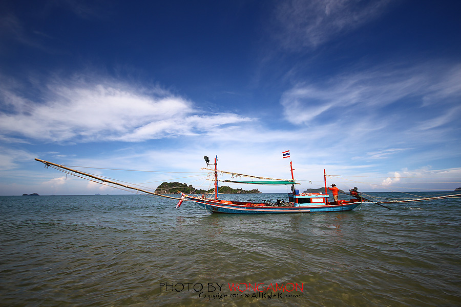 เรือถึงฝั่งประมาณบ่ายสามโมงครับ หาดทรายร้อนมากเดินขึ้นฝั่งช้าไม่ได้ครับ ไฟจะลุก ต้องวิ่งๆๆๆๆ.... :la