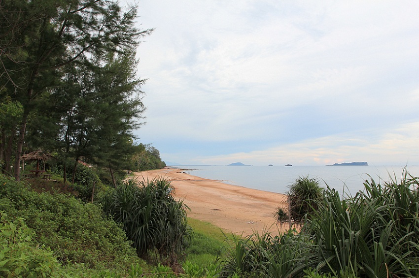     มองเห็นเกาะทะลุ เกาะสิงห์ เกาะสังข์อยู่ด้านซ้ายมือเห็นแล้วซีด คิดถึงหมึกหอมตัวเขื่อง แถวนั้นหมึก