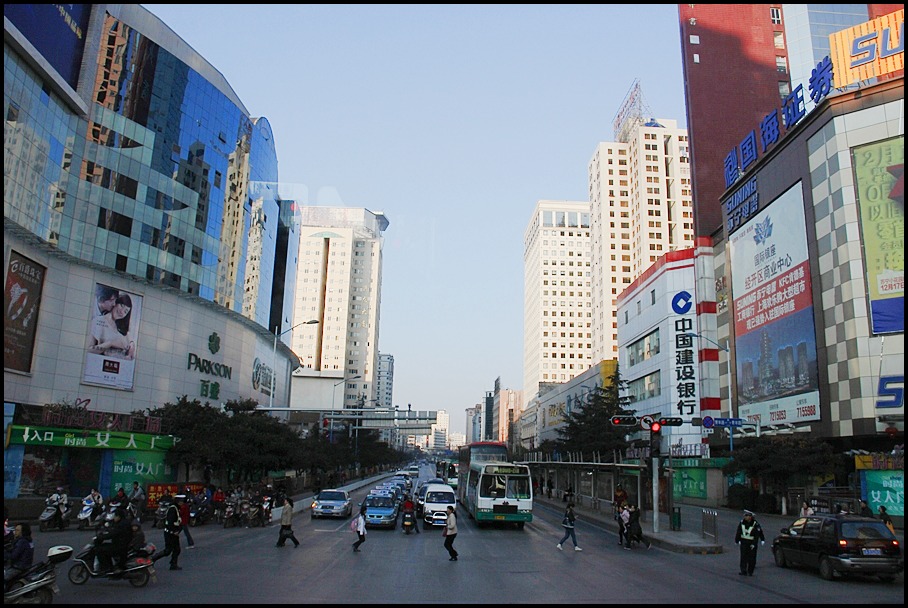 เข้าเมืองดีกว่าครับ   :smile: