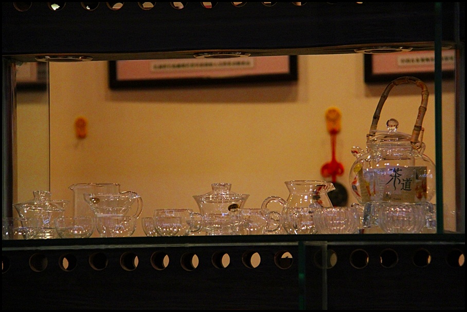 แวะชิมชากันครับ  ร้านชาของรัฐบาลจีน เป็นโปรแกรมบังคับครับ  :smile:
