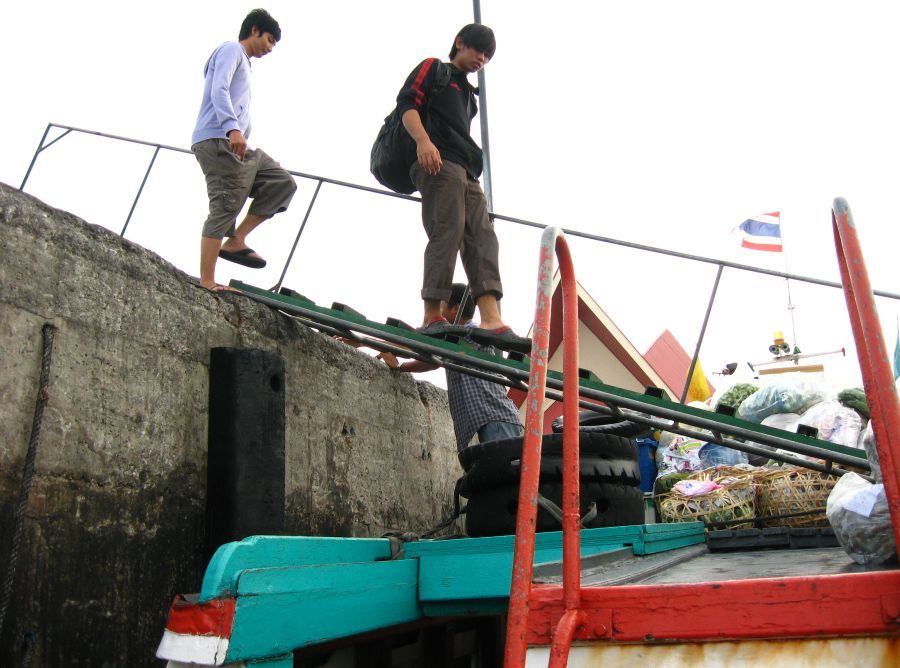 น้ำลงเยอะแบบนี้ลงเรือก็ระวังกันหน่อยนะครับ