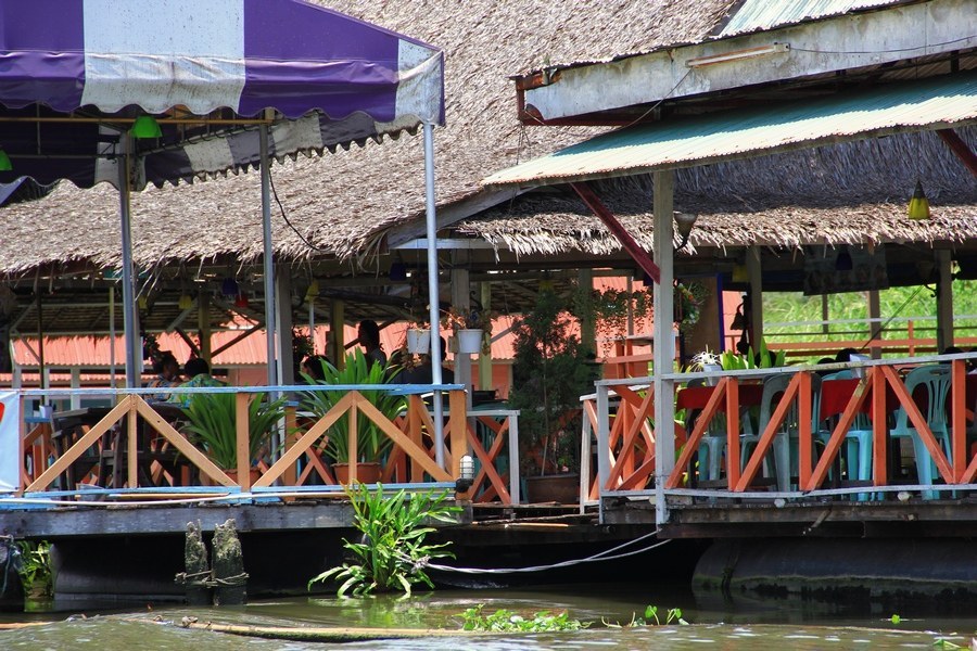 แพร้านอาหารริมน้ำยังมีให้เห็นเรื่อยๆครับ 