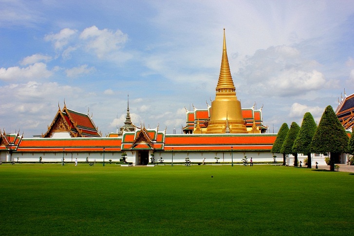 วันที่6ครับ พากันมาที่วัดพระแก้วครับ คนยอะอีกเช่นเคยวันนี้แดดแรงพอสมควรครับ