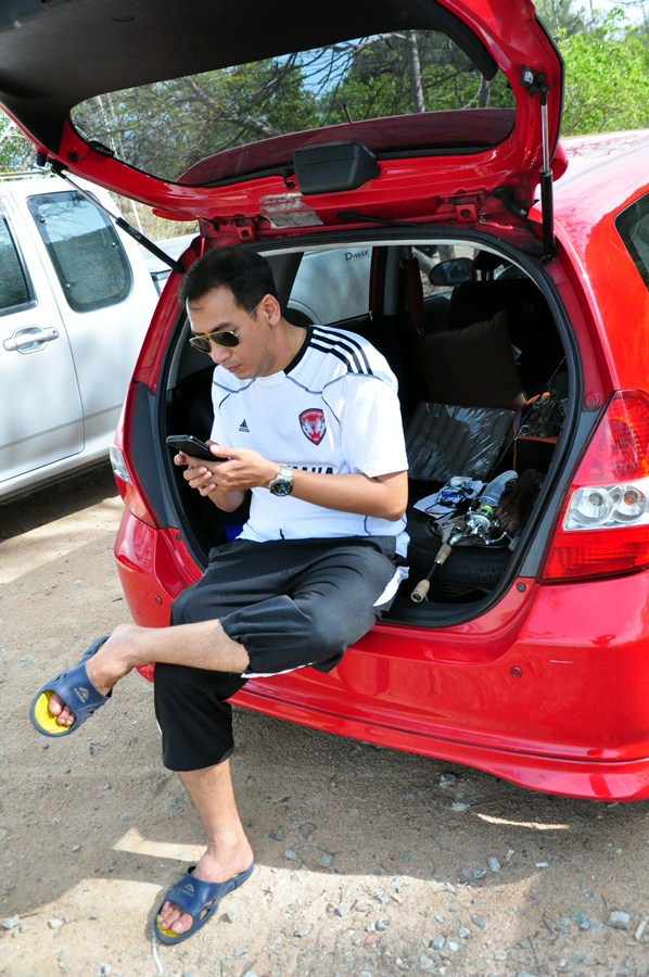 ไปถึงหาด ก็เจอน้าต้อง  รออยู่ครับ  อยู่ไกล มาถึงก่อนอีก  :laughing: