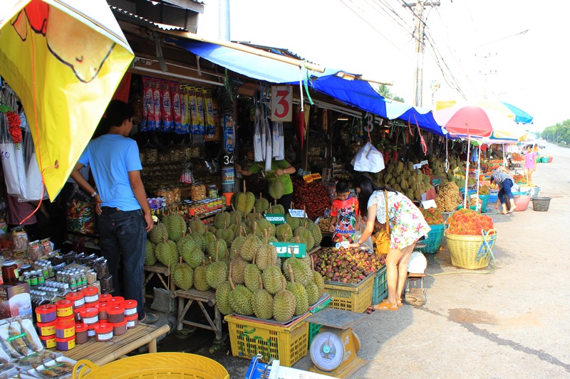 วันนี้ไม่ต้องรีบ  เพราะขึ้นเรือเร็วตอนบ่ายสาม
จอดซื้อเสบียงไปเรื่อยครับ   แผงผลไม้ที่จันฯครับตรงแยก