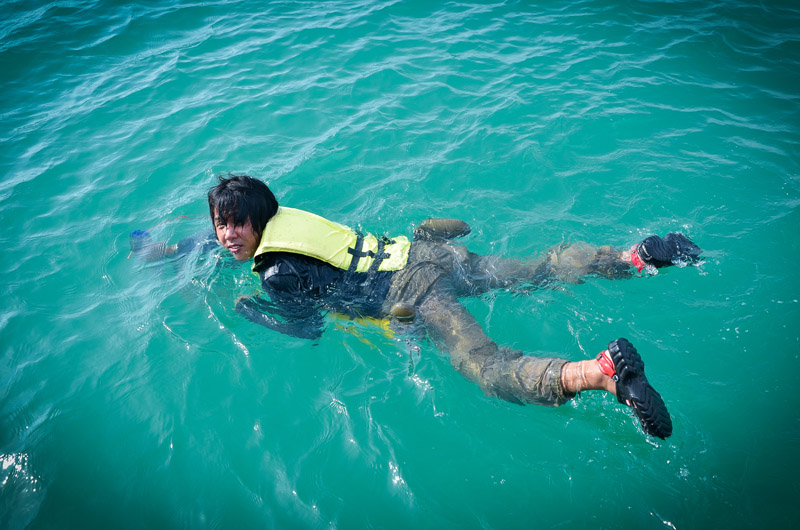 แหวกว่ายๆ รอพี่อ่อนขึ้นมา พี่อ่อน ลงไปเก็บหอยชักตีน...

 :smile: :smile: :smile: :smile: :smile: :