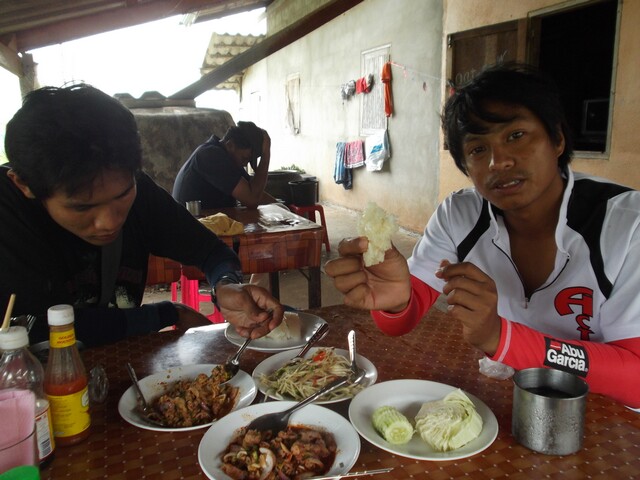    มาครับน้าๆ...พักกินข้าวกันก่อน....อร่อยๆทั้งน้านนนนนน...ไม่เชื่อดูแววตา อีตาดุ่ยดิ..นี่ขนาดยังไม่