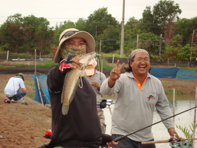 ได้ตัวอีกแระ น้าด้านหลังชูสองนิ้ว หมายถึงหลุดสองที :laughing: :laughing:
