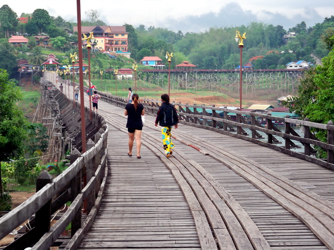 ลากันด้วยรูปนี้ครับ "สะพานมอญ" รูปกล้องผมหมดแล้ว :grin: :grin:

ทริปหน้ามีโอกาศได้ไปอีกจะเก็บภาพ