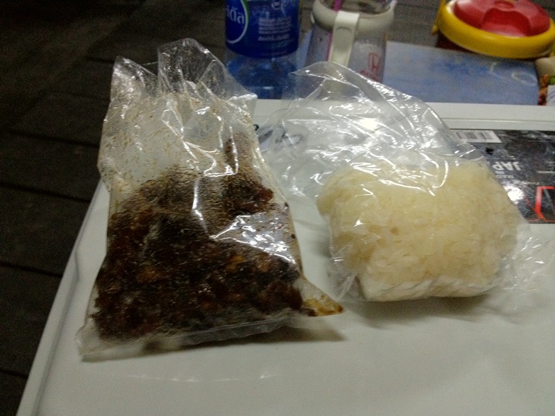 ขณะพักครึ่งก็ซัดข้าวเหนียวเนื้อย่างไปอย่างอร่อย :grin:
