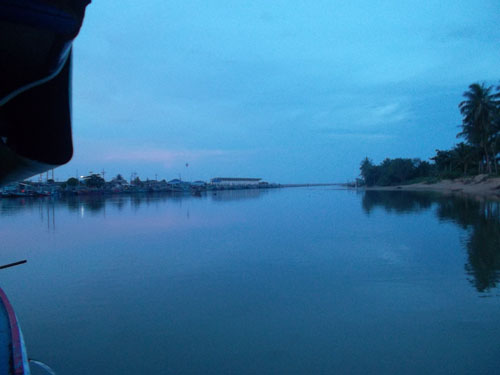 กลางวันน้ำแห้งครับการเดินเรือลำบากติดสันดอน กว่าจะออกมาถึงท่าเทียมเรือก็ใกล้จะค่ำแล้วครับ :frown: :f