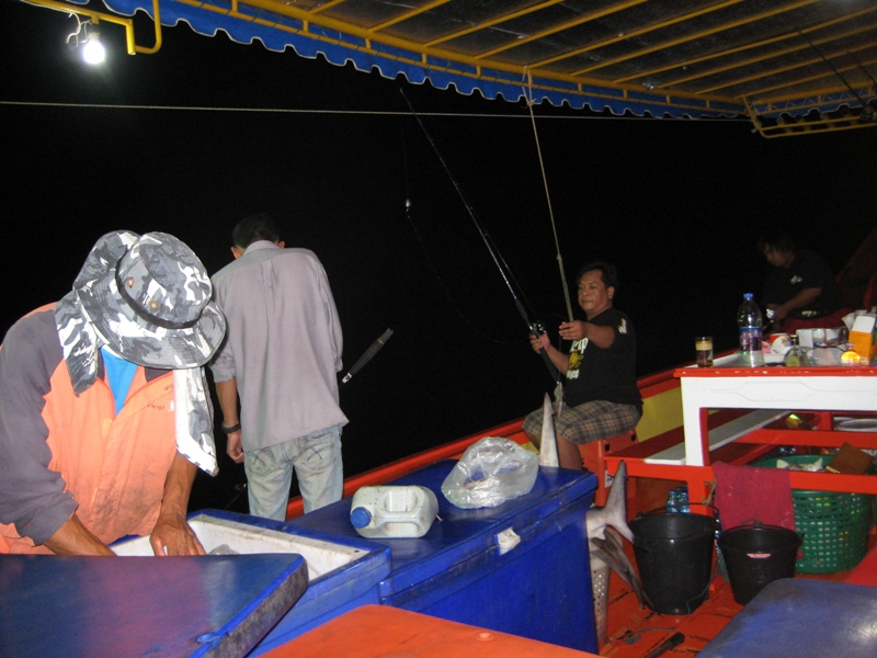 ไต๋และเด็กเรือก็มาช่วยตกครับเพราะคนที่จะมาตกกับเมาเรือกันเกือบหมด :spineyes: :spineyes: :spineyes: