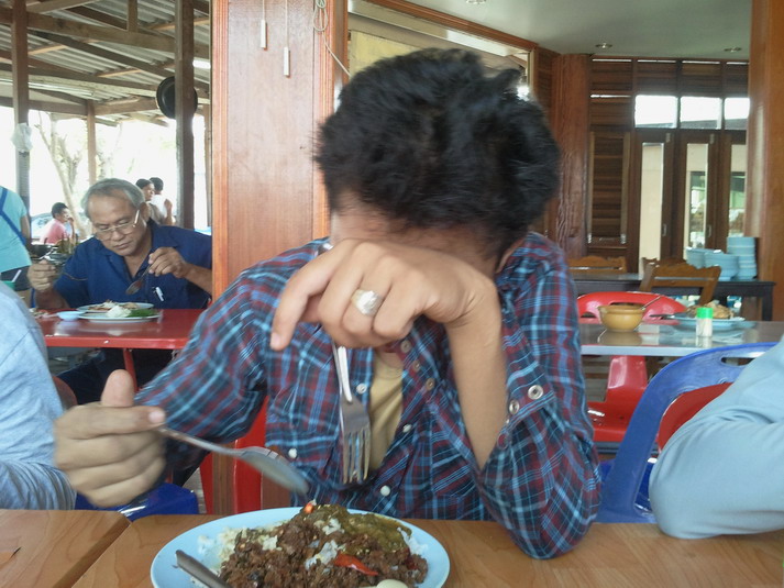 ก้มหน้ากินไวๆน้าพล เพราะยังเหลือน้ากับผมที่ยังไม่รอดดดดดดดดด... :sick: :sick: :sick: