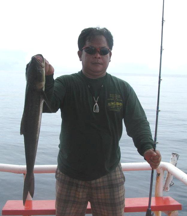 ได้ยินเสียงดังมาจากท้ายเรือ เดินไปดูพี่ป๊อบเอาไอช่อนขึ้นมาแล้ว จัดให้1ภาพ :grin: :grin: :grin: :grin