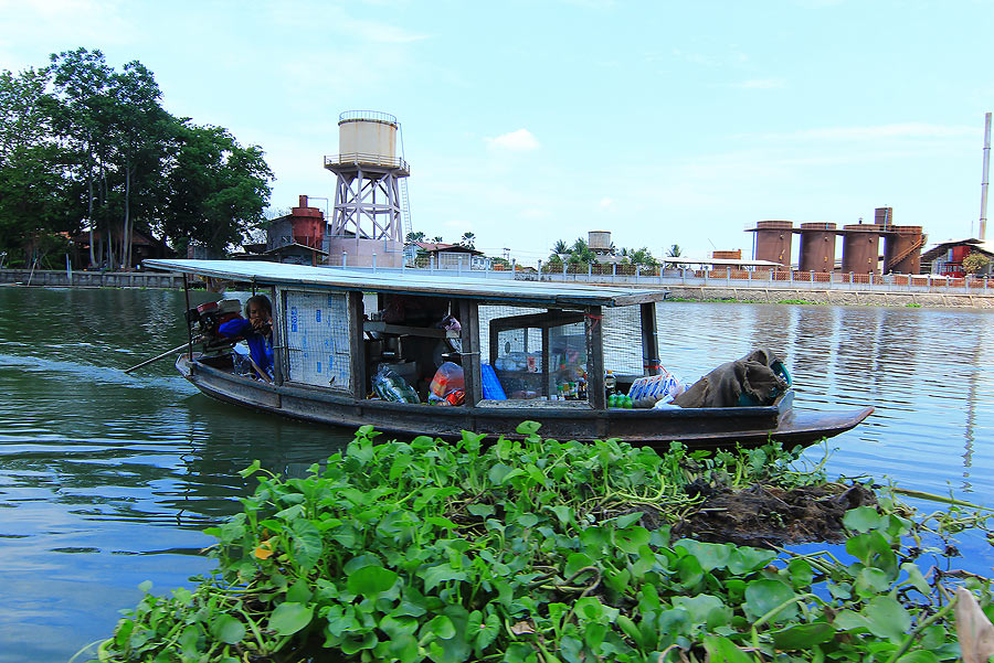  [b]มีเรือขาย...กาแฟโบราณ....ผ่านมาพอดี[/b] :grin: :grin: