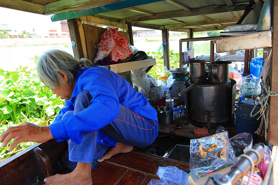 แล้วเอาน้ำแข็งไปล้าง แกลบ ออก ที่ข้างๆเรือ