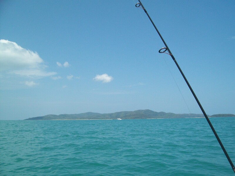 กลางล่องครามมีเรือจอดตกปลาด้วยครับ  :love: :grin: