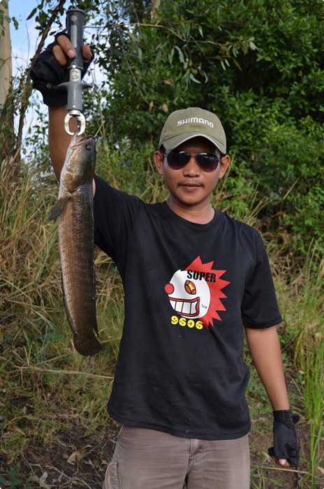 น้าหนึ่งจับปลาได้แล้ว แต่ท่านี้ปลาตัวไม่ใหญ่เท่าไหร่ แต่น้ำหนักเจ้าตัวนี้ 1 กิโลกรัม พอดีเป๊ะ :spine