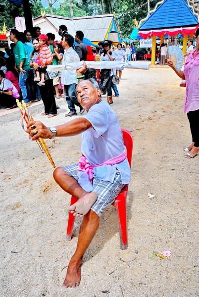 ร่างทรงกำลัง...สู้กับพระอาทิตย์อยู่ครับ...(ความเข้าใจของผมเพราะเห็น....ท่านกำลังนั่งเพ่งส่งสายตาสู้ก