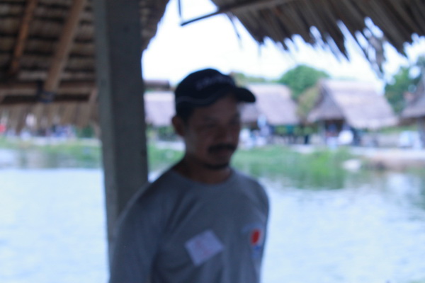 เดินมาซุ้มกรรมการ มาเจอน้าแอ๊ป ต้องขอโทษนะครับที่ถ่ายไม่ชัด :frown: