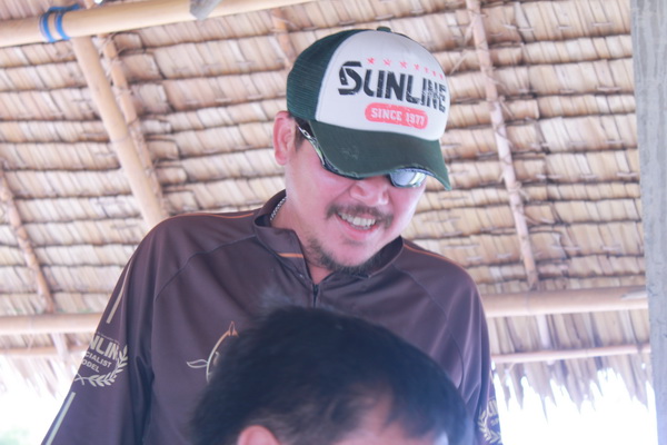 พี่ใหญ่แห่งสยามซูก็มางานนี้ด้วย แต่เห็นบอกว่ายังแห้วอยู่นะครับ
ผมว่านั้งกินชาเขียวเลยดีกว่า :laughi