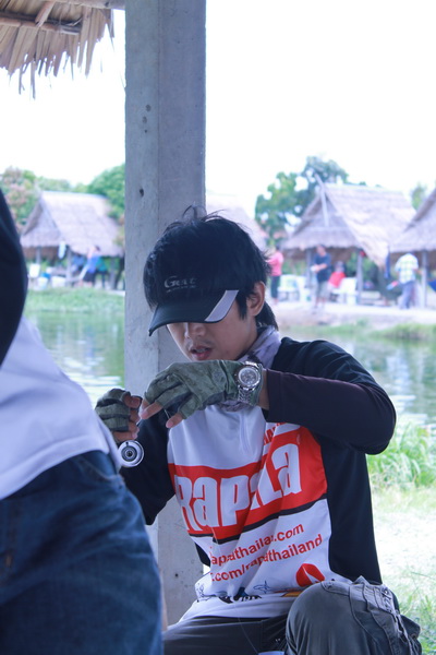 โปรอีกคนครับ นั้งต่อช๊อคหลีดอยู่  :ohh: