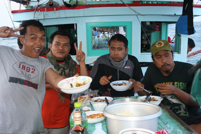 
                       น้อง เอิร์ท   น้อง วิ  พี่ต๊อก   น้องเติร์ก   หม่ำ ๆ  :umh: :umh: :umh: :um