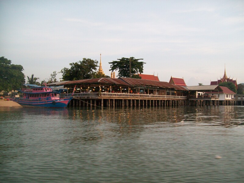 ทางลงเรือบางเสร๋ครับ อยู่ข้างร้านอาหารครับ  :grin: