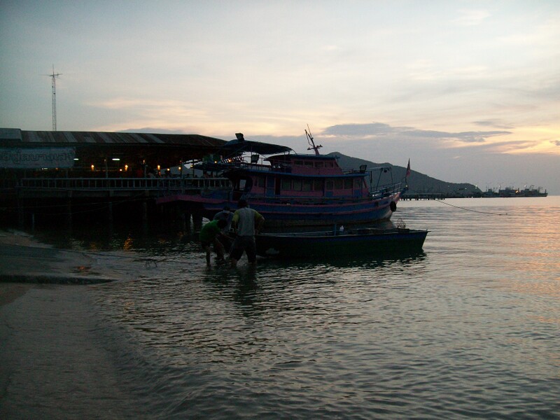 เฮียกวงกับน้องอาทไปช่วยชาวบ้านเอาเรือขึ้นครับ  :love: :grin:
