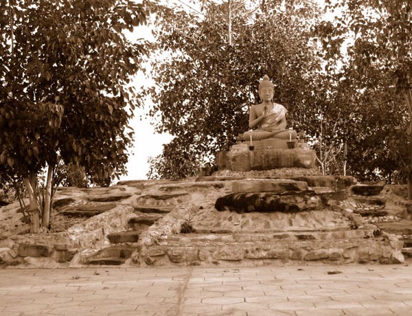 0700001

กราบพระบนลานธรรม
บุญเหนี่ยวนำให้มาถึงนี่
สถานที่ปลูกโพธิ์
