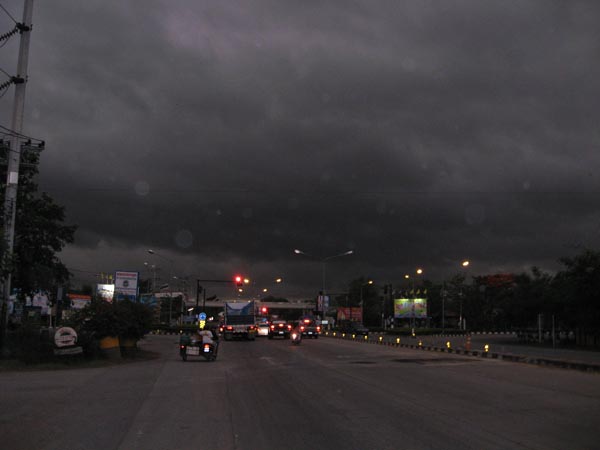 170

ก่อนเข้าถึงตัวเมือง
เมฆฝนคลึ้มดำทมึนมา
พายุฤดูร้อน
