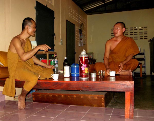214

เที่ยงถึงเพชรบูรณ์
แวะเยี่ยมพระวัดป่ายาวี
แจกไกรกากะทิง
