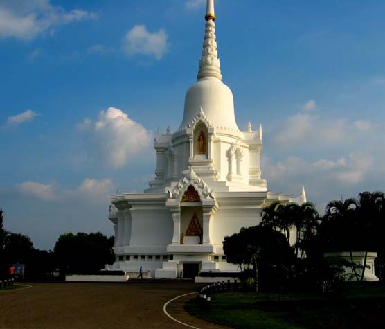 234

เดินทางต่อด่านซ้าย
พบเจดีย์ขาวสวยสูงใหญ่
พระบรมสารี
