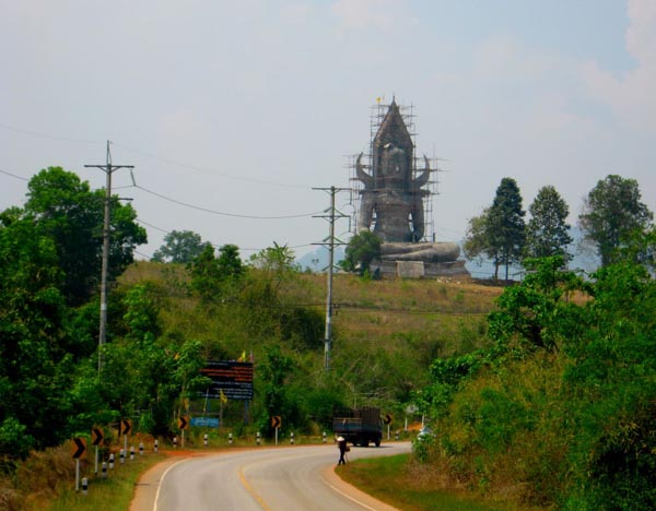 288

ลงจากเขาเศร้าใจ
พระองค์ใหญ่เด่นกลางถนน
ไม่เห็นคนตัดไม้
