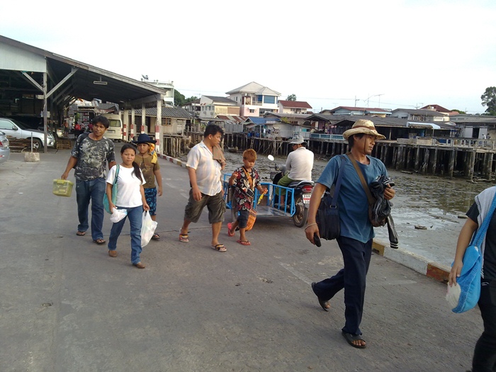 เดินขนของลงเรือครับ