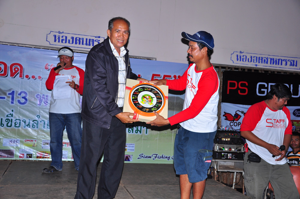 มอบของที่ระลึกให้กับท่านผอ.โรงเรียน

 :grin: :grin: