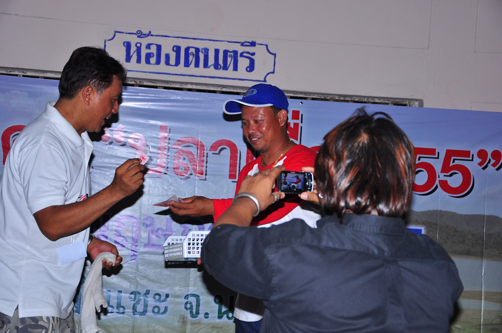 เรื่อยๆ ครับรางวัลเยอะมาก

 :grin: