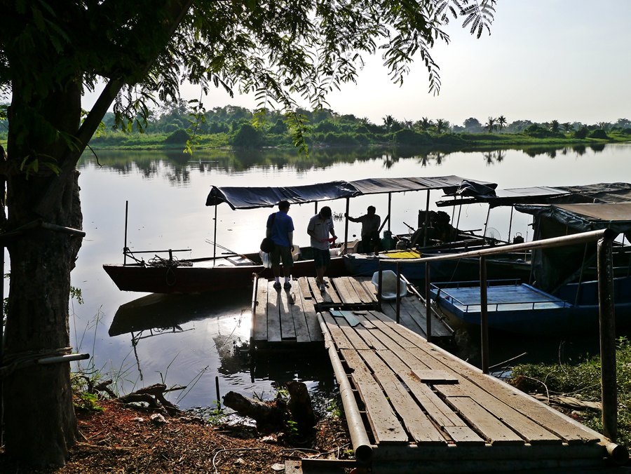 บางท่าน อาจจะไม่เคยลงเรือตก ปลาทาง ด้าน แม่น้ำ ปราจีน กัน  เรือที่ใช้ตกปลาจะเป็นเรือท้องแบน
มีหลังค