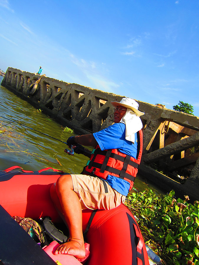 ขับเรือ แวะตกปลากันไปตามเรื่องแต่ยังไม่เจอ แจ่มๆ เลย  :grin: :grin: :grin: