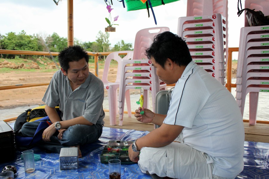 เรือลำเดียวกัน เลยนั่งปรึกษากันว่า พรุ่งนี้เราจะเอาอะไรตีกันดีครับ :laughing: :laughing: :laughing: 