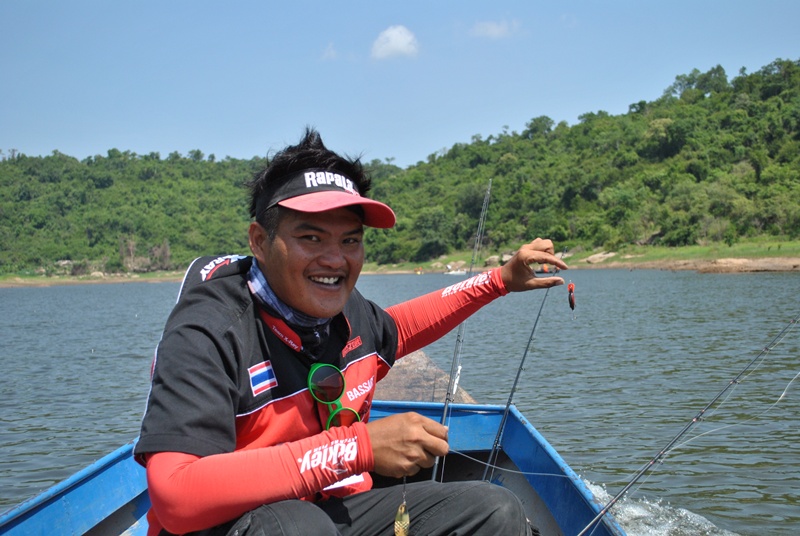 ย้ายขึ้นมาต้นน้ำ เรือ + แพเพียบเลยครับ  :laughing: