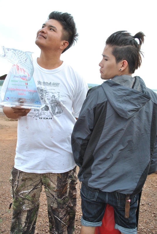 ก่อนจากกันครับ แบบว่ายังหมั่นใส้อยู่  :grin: :grin: :grin: :laughing: